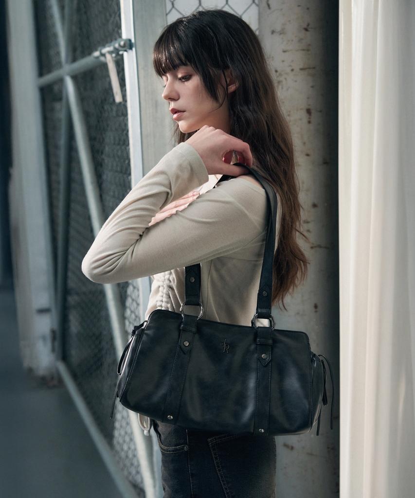 Leathery Duffle Leather Shoulder Bag [Black]