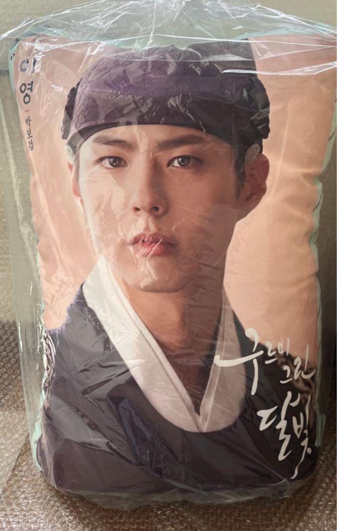 

[Б/У] Наволочка Пак Бо Гом с рисунком «Лунный свет, нарисованный облаками»