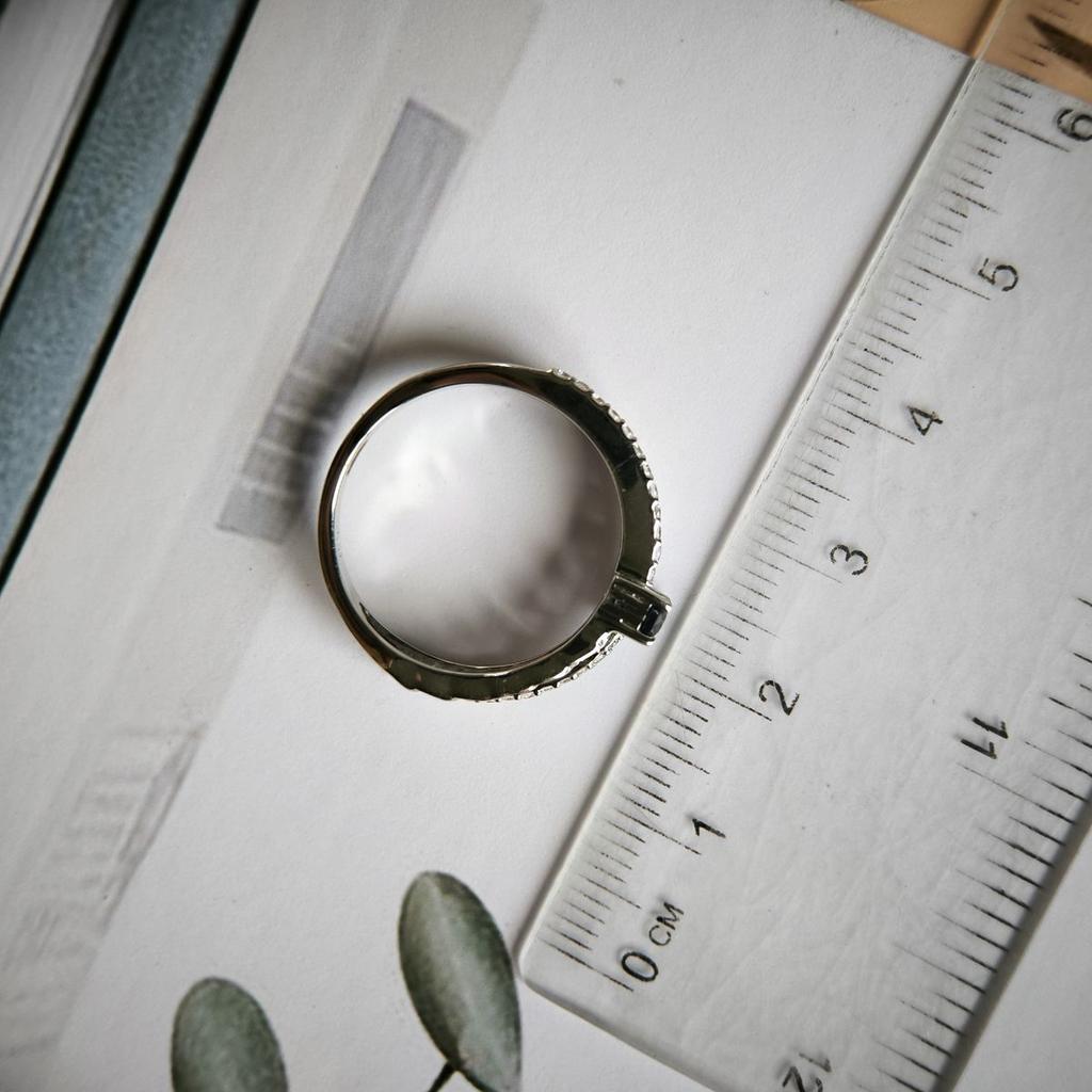 Серебряное кольцо с натуральным сапфиром 0.66ct, фианитами, вес изделия 2,59 гр (2180975)