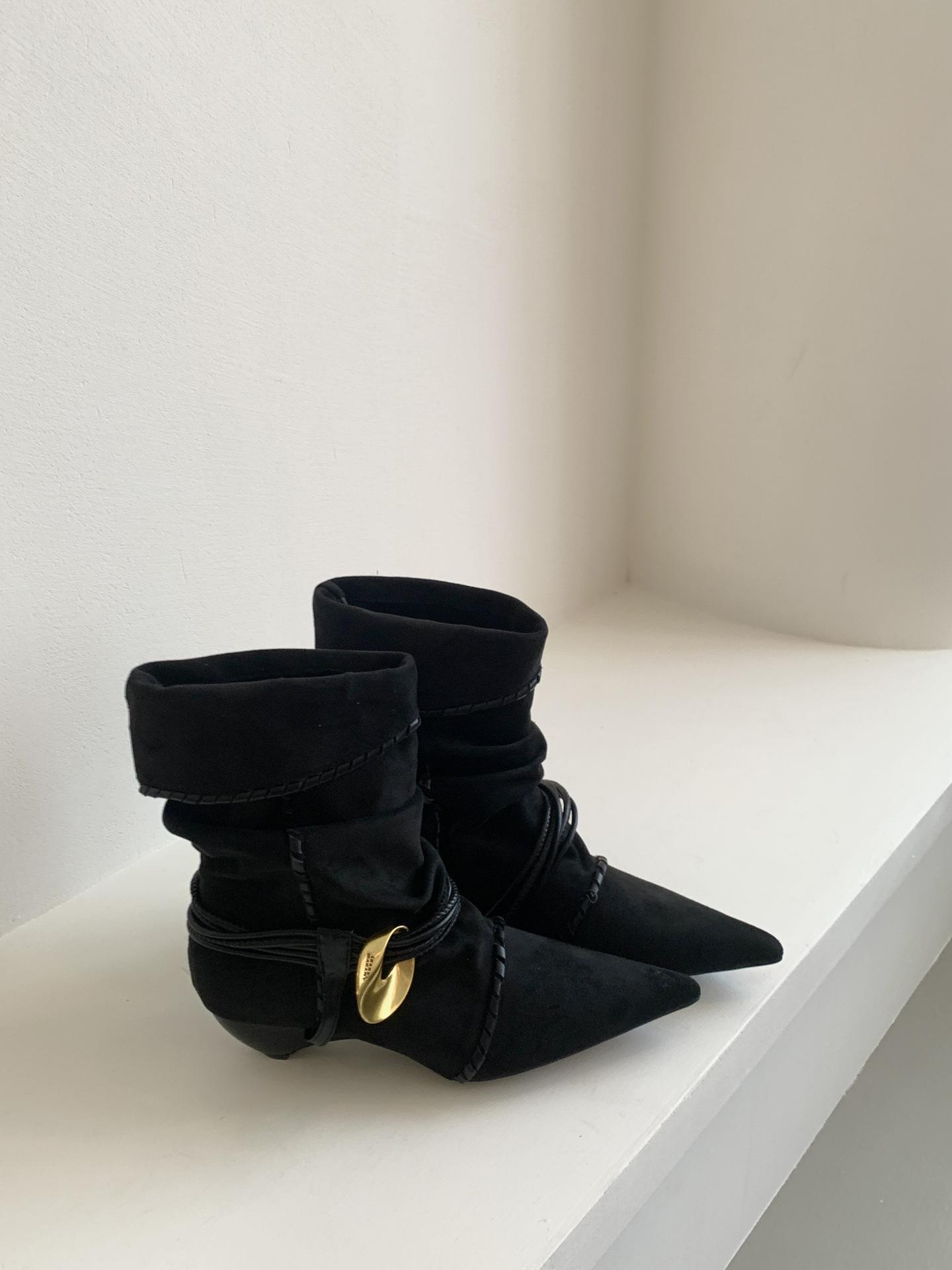 

Kitten and pointed pleated straps stacked boots 2025 new retro suede flanged metal buckle strap fashion short boots 40 чёрный