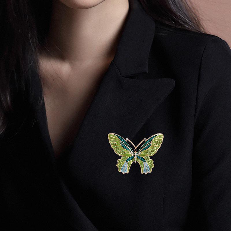 Green Elegant Large Butterfly Alloy Brooch: Versatile Fashion Pin for Coats and Sweaters