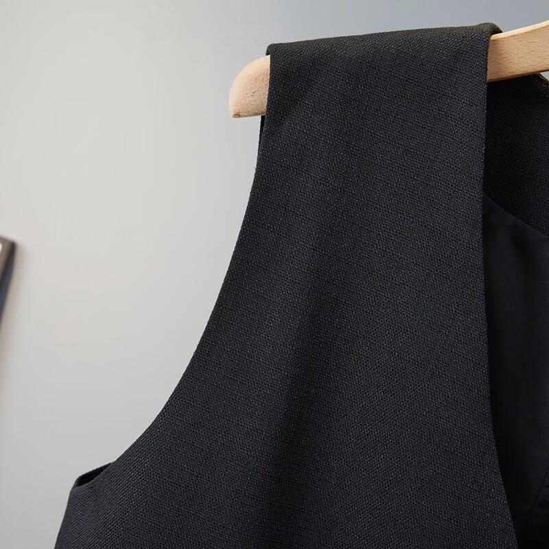 Dámská krátká vesta s výstřihem do V a nepravidelným lemem