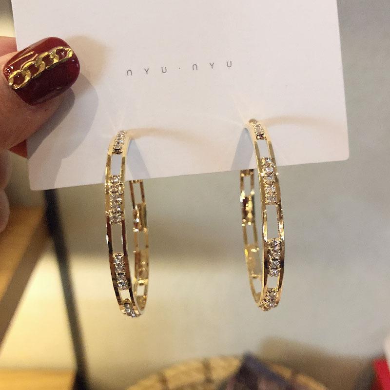

S111 silver needle design sense cold wind earrings European and American exaggerated round earrings geometric diamond Internet celebrity earrings 925 silver needle