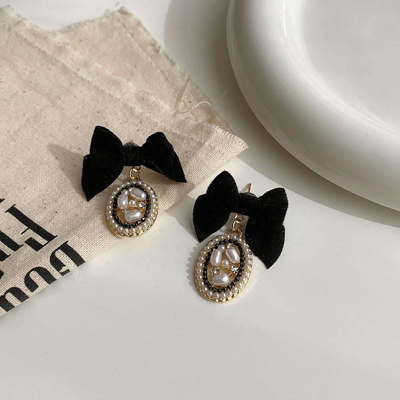 Korean Retro Black & White Checkerboard Stud Earrings: Unique & Simple Style