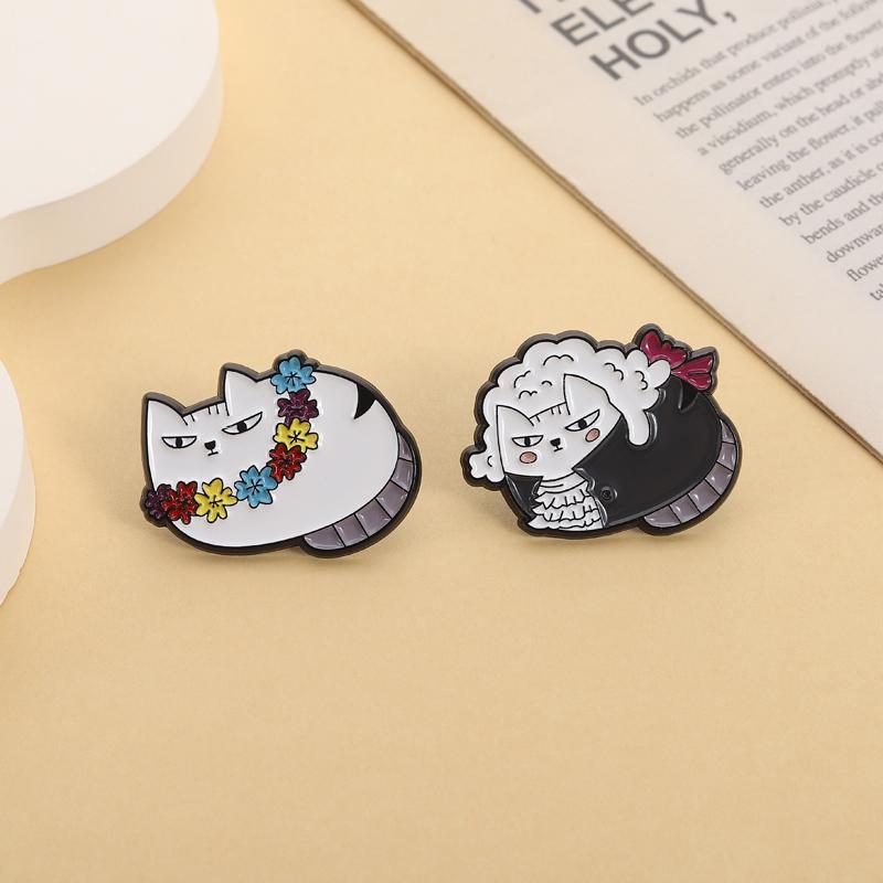 Fette Katzen Emaille-Pins Niedliche Cartoon Kätzchen Broschen Reversabzeichen Abendkleid Hawaii Kranz Schmuck Geschenk für Freunde