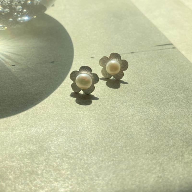 SUZURAN Uneven Silver Earring_pearl Daisy