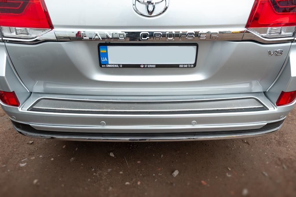 Вставка на задний бампер 2016-2025 (ABS-2025 нерж) для Toyota Land Cruiser 200
