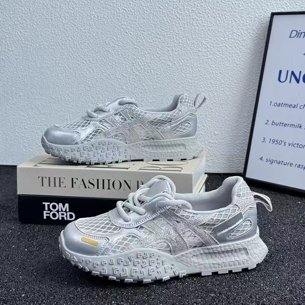

Spring and summer comfortable versatile rhinestone breathable mesh German training 2025 summer new thick-soled sports and leisure Forrest Gump shoes 35 серебряный