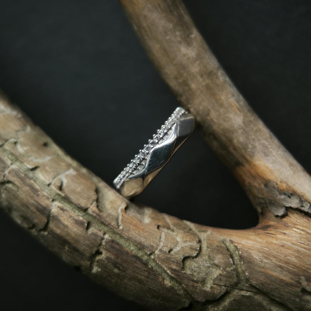 Серебряное кольцо с фианитами 0.35ct, вес изделия 2,34 гр (2197782)