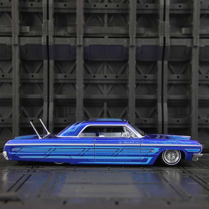 1:26 Simulated Chevrolet Impala SS 1964 alloy car model ornament with doors and hood that can be opened