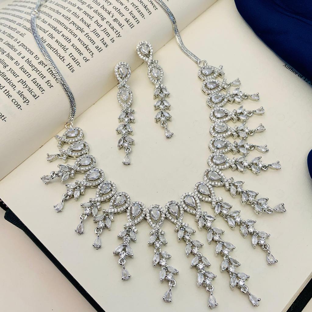 Set colier rotund cu diamante placat cu argint Set colier cu diamante pentru femei