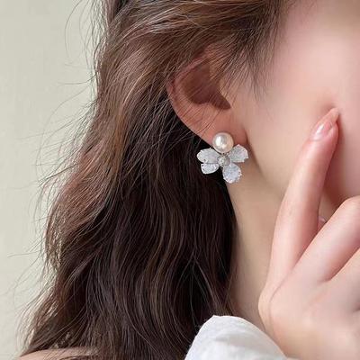 Elegante Eisblau-Kristall-Blumenstecker mit Süßwasserperle für Damen