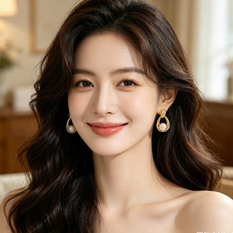 Elegant S925 Silver Water Drop Pearl Stud Earrings: Freshwater Pearl Design