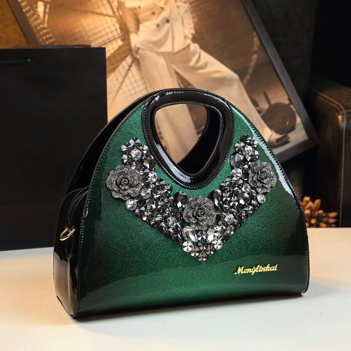 

Брендовая элегантная сумка-пельмень со стразами: Кроссбоди из лакированной кожи премиум-класса для стильных мам 2023