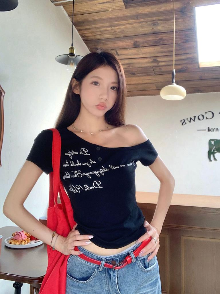 Amerikanisches Ins-T-Shirt mit Buchstabenprint, schräger Schulter, unregelmäßigem Design, kurzärmlig, Damen Sommer, schlank und dünn, kurzes Oberteil