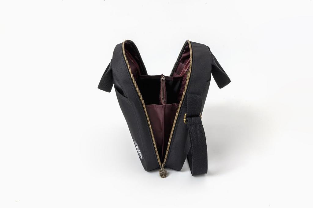 A super versatile shoulder bag that opens wide, perfect for both travel and everyday use! (Takarajima-sha Brand Mook)