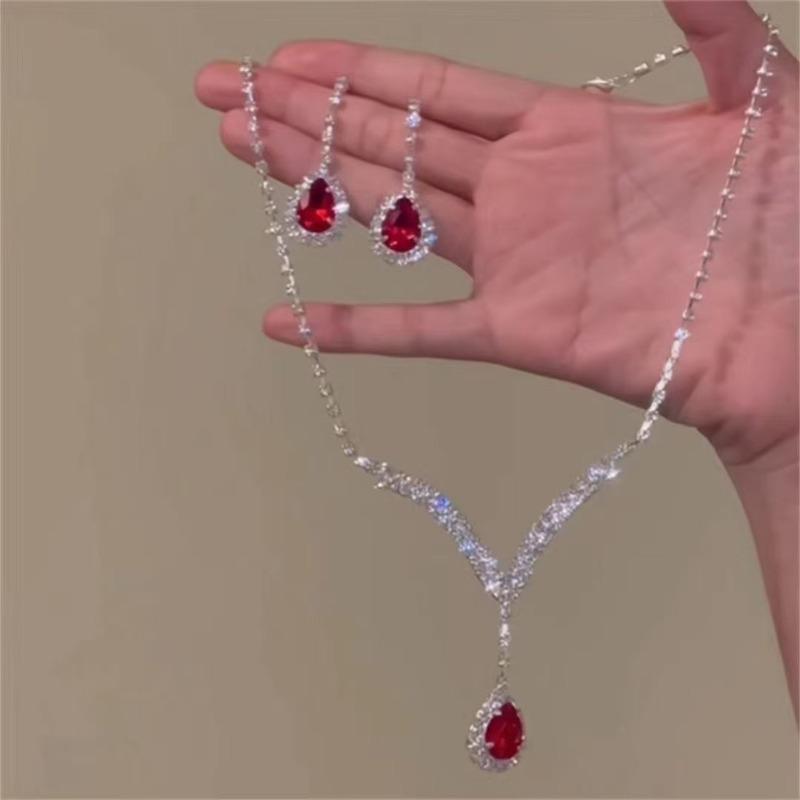 Quadratisches Ohrstecker- und Halsketten-Set mit Diamanten - ein schickes, luxuriöses und hochwertiges zweiteiliges Set mit exquisiter Eleganz