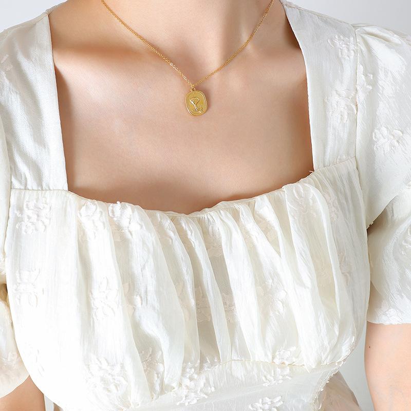 

Ожерелье из французского нишевого дизайна с кружевной текстурой, рельефным букетом роз, инкрустированным цирконием, ювелирные изделия из титановой стали с покрытием из 18-каратного золота