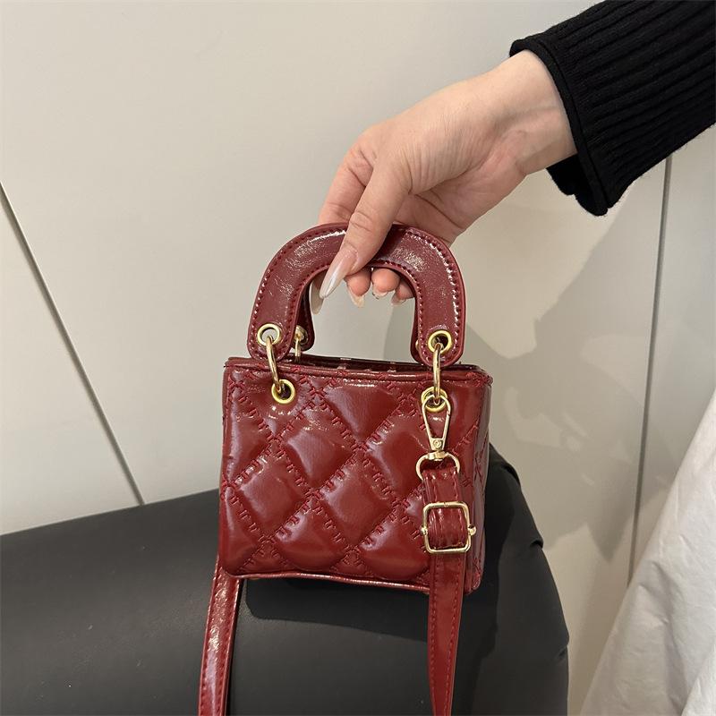 2025 new fashion diamond foreign style shoulder bag women's simple commuting exquisite portable Princess Diana bag temperament messenger bag