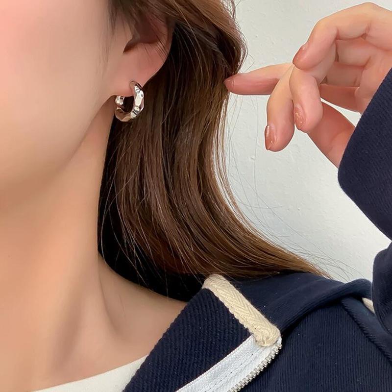 Niche Textured Small Hoop Earrings – Simple, Fashionable, Versatile, and Stylish
