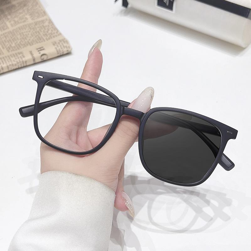 New Pochromic Square Sunglasses Rectangle Fashion Women Men Shades Sun Glasses for Female Male Traveling Oculos Plain Glasses