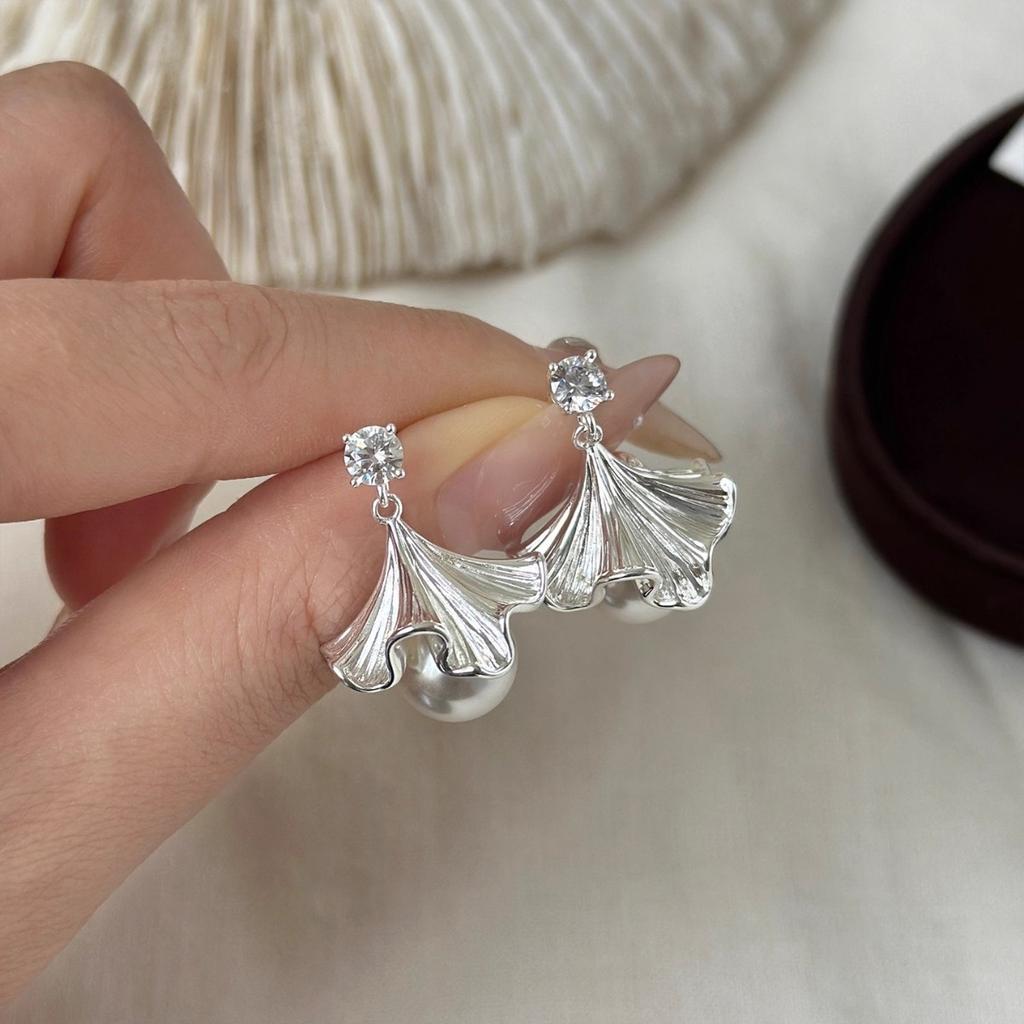 Exclusive Fan-shaped Ginkgo Leaf Tassel Earrings for Women in Summer, Exuding A Luxurious and Sophisticated Vibe.