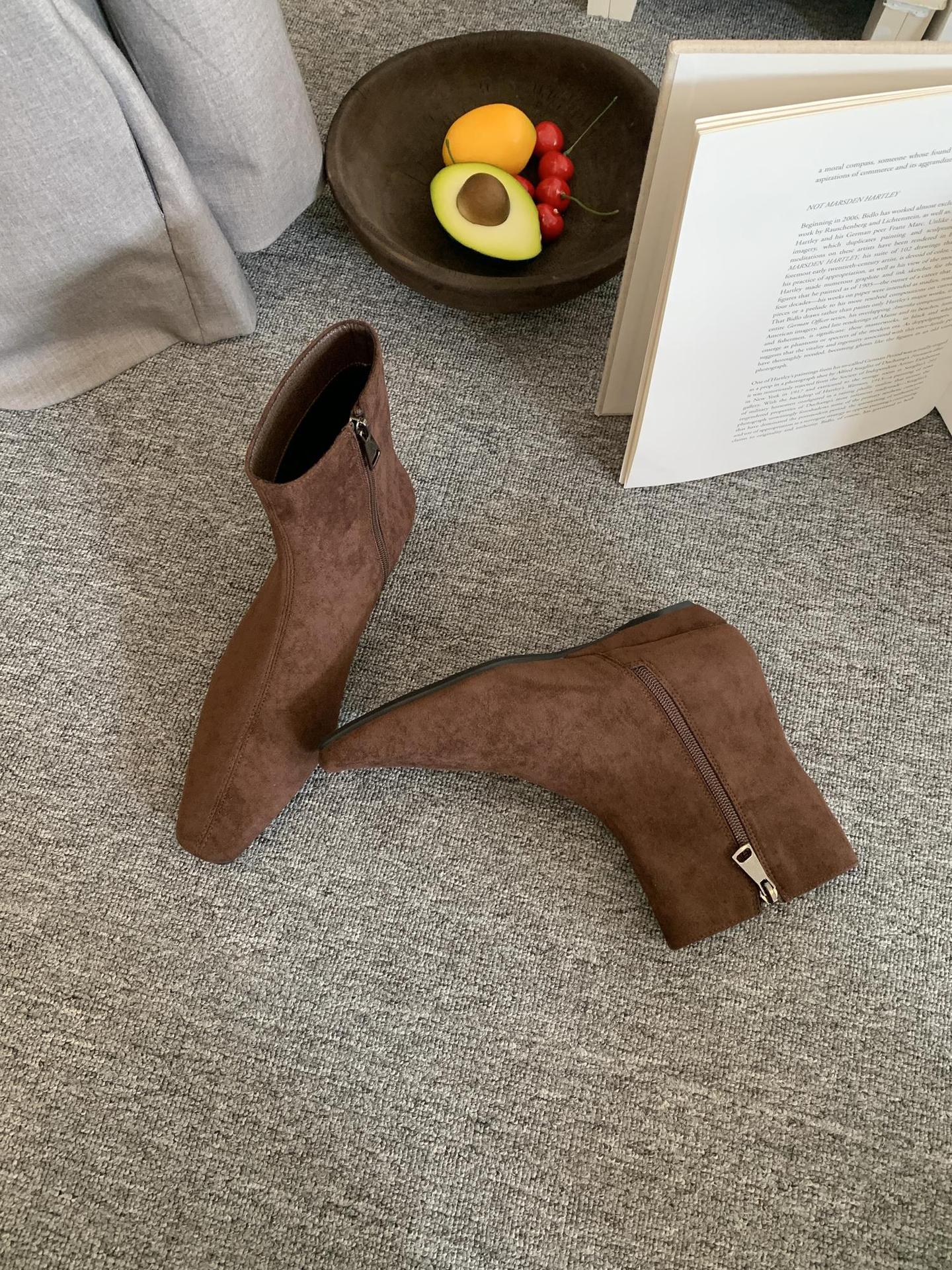 

Korean version 2025 new autumn and winter heightening side zipper thin women s short boots suede low single boots knight boots 39