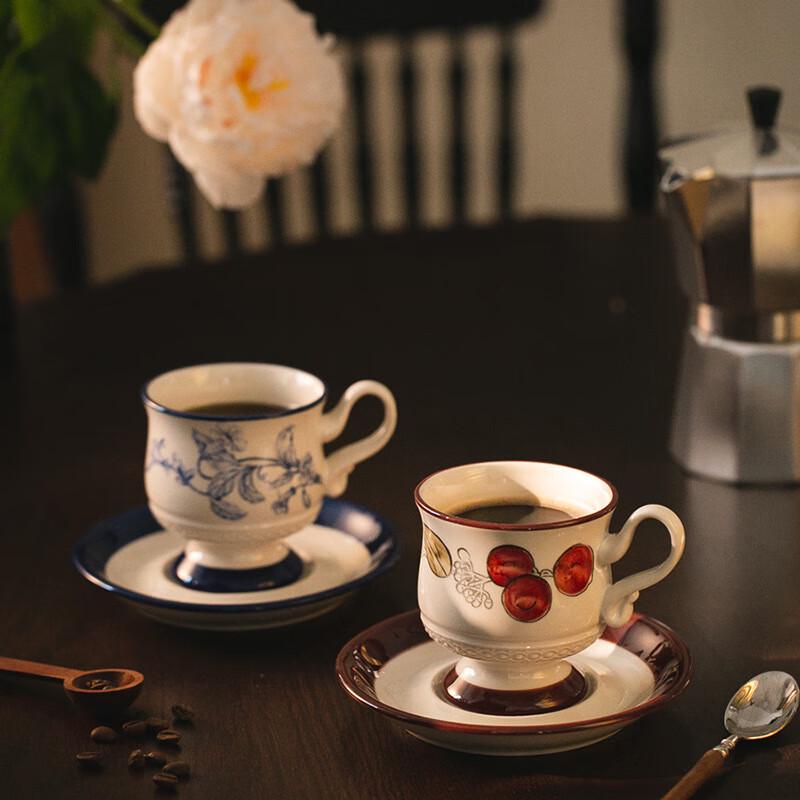 

Ретро керамічний набір для кави з чашки та блюдця