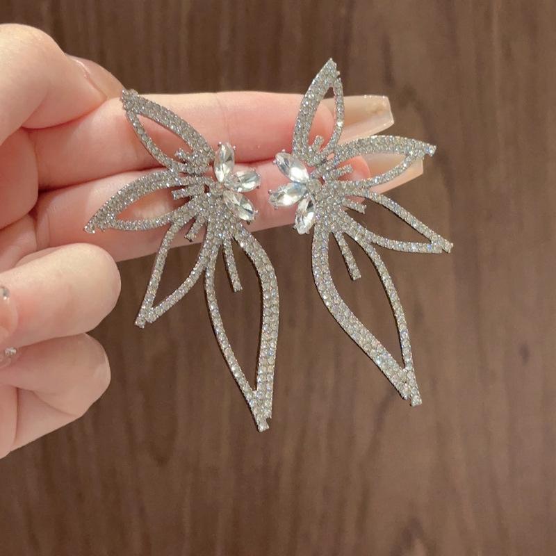 1 pár Ľahké luxusné prehnané náušnice so zirkónovými kvetmi a plnými diamantmi