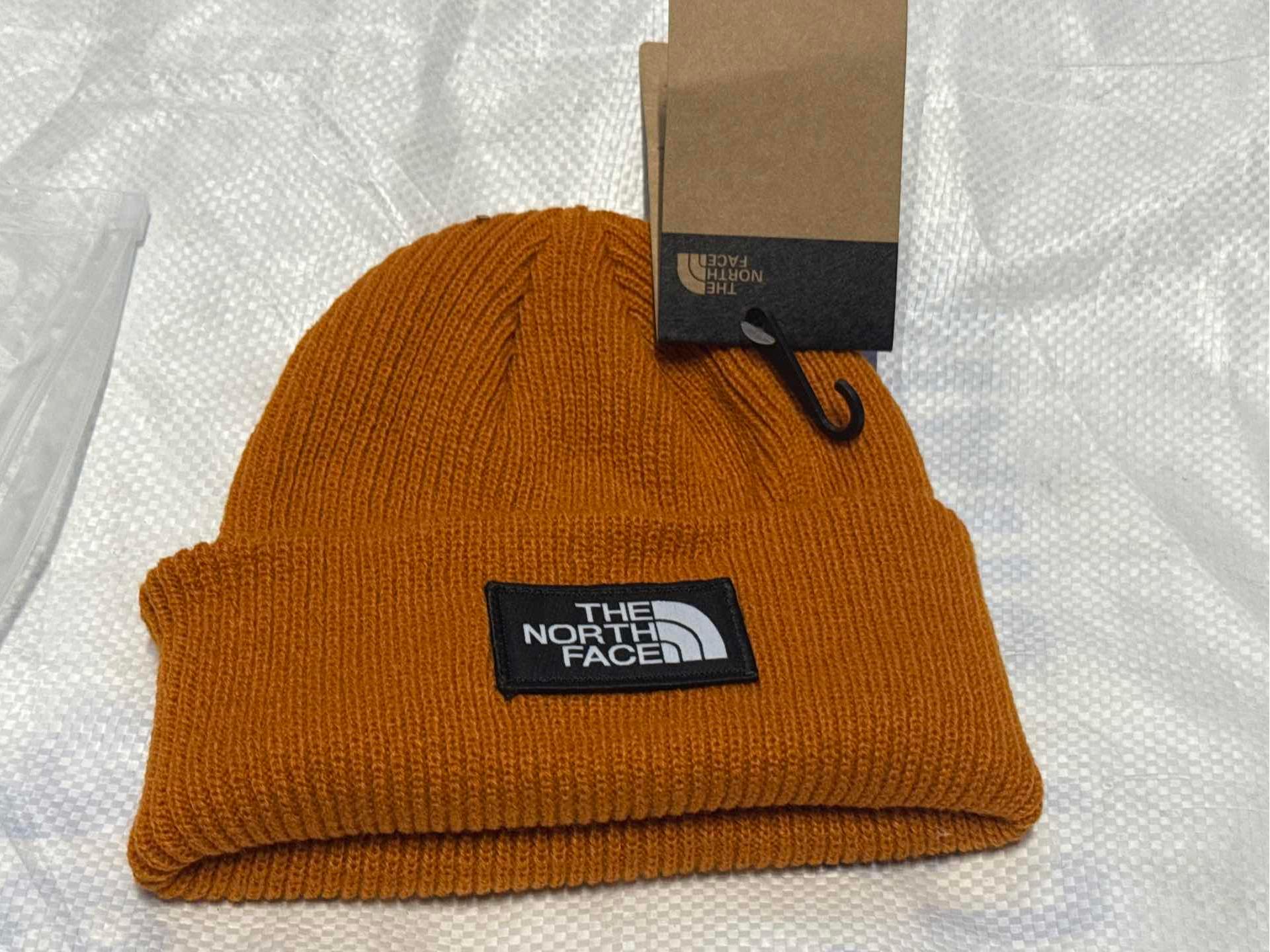 

В язані шапки для чоловіків та жінок, теплі