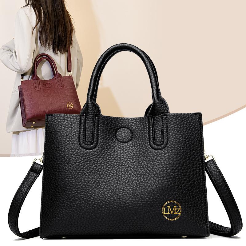 Simple Messenger Bag Small Bag 2025 New Women's Bag Fashionable Versatile Envelope Bag Lightweight Send Mother Mailman Bag Tide