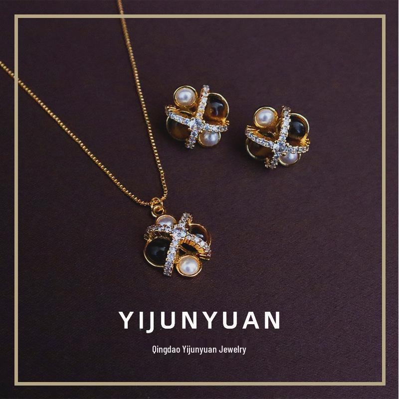 

Retro Tiger Eye Shell Bead Necklace: Women s Versatile, High-End, Unique Fashion with Zircon Clavicle Chain Necklace