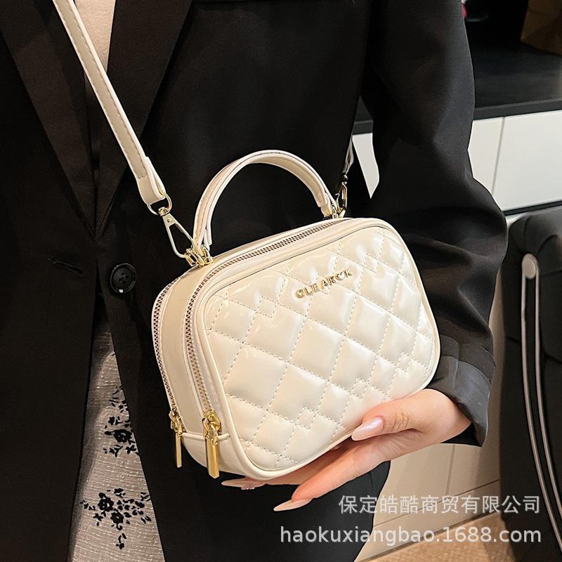 Niche design bag women 2025 new high-end messenger bag spring and summer versatile explosion portable diamond square bag