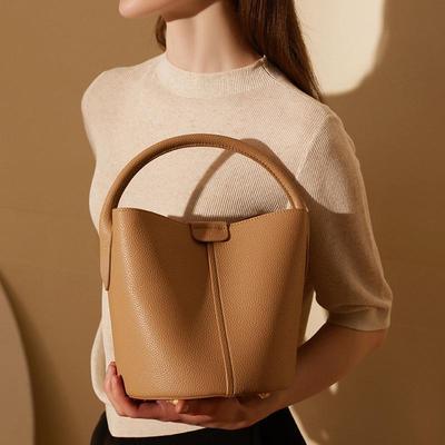 2024 Damen-Umhängetasche aus hochwertigem Leder – Stilvolle Pendler-Bucket-Tasche für Frühling/Sommer