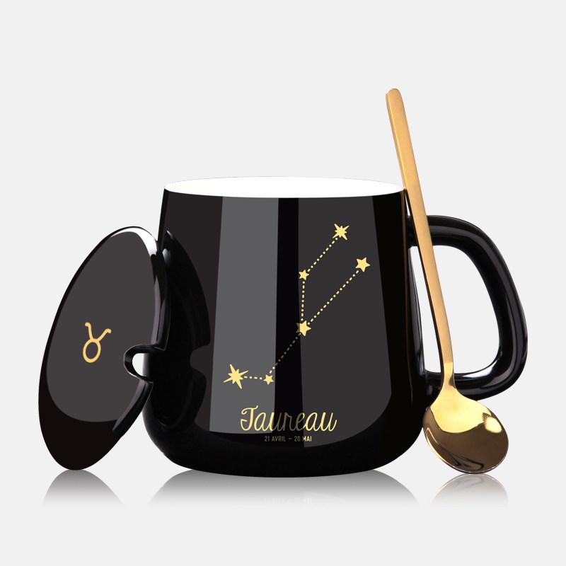 Spersonalizowany ceramiczny kubek do kawy z pokrywką i łyżeczką - Świąteczny wzór dla par