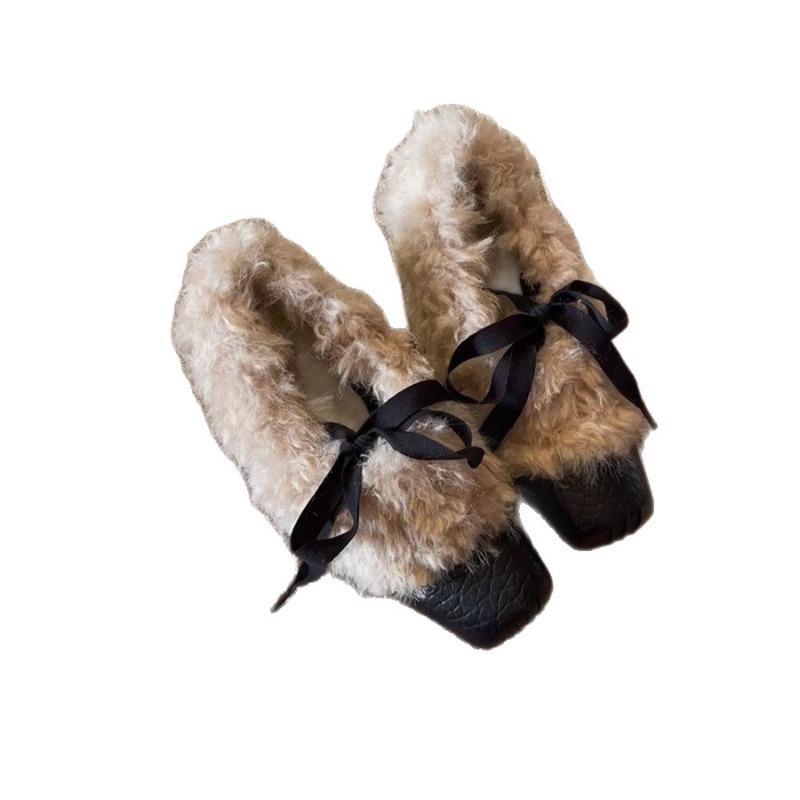 Rundgeschlossene, niedrig geschnittene Baumwoll-Schnürschuhe im Retro-Stil mit extra Höhe und zusätzlicher Isolierung.