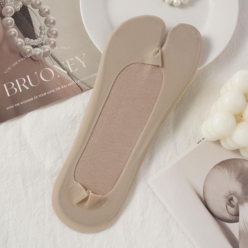 Women's Ice Silk Two Toe Invisible Socks Silicone Non-Slip Split Toe Boat Socks Thin Breathable Sweat Absorbing Summer No Show Socks
