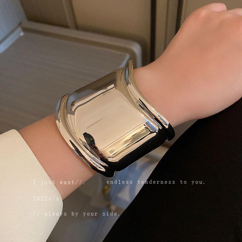 Trendy European & American Exaggerated Metal Hollow Armlet: Niche High-End Women's Jewelry