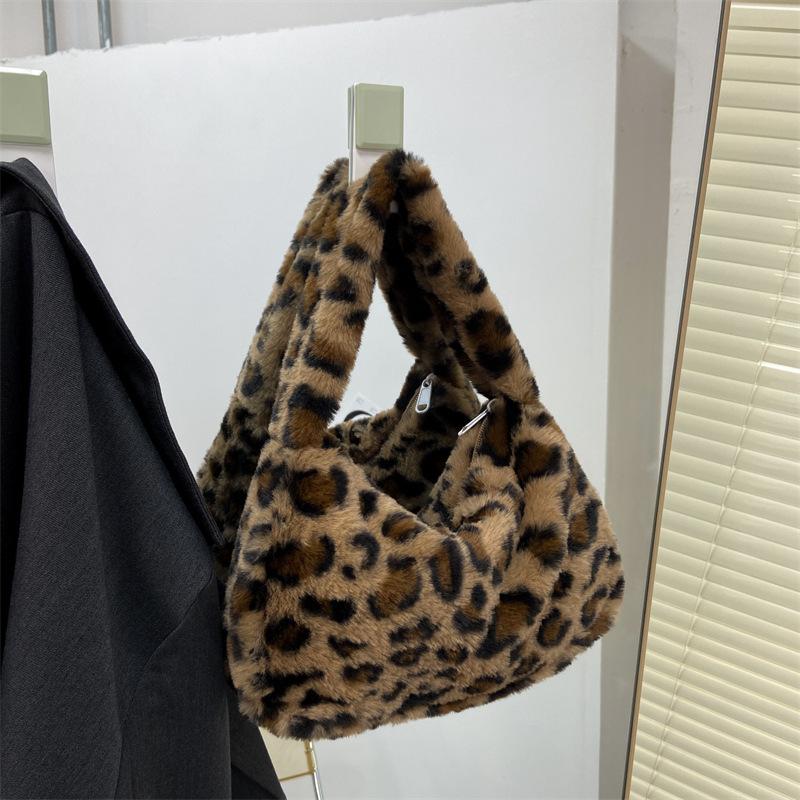 

Stylish Leopard Pattern Tote Bag Soft Plush Handbag Underarm Shoulder Bag Women S Casual Armpit Bag Lipstick Key Bag Trendy коричневый