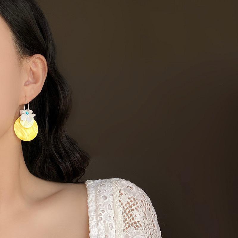 Round Shell Flower Pendant Earrings Simple Fashion Personalized Ear Buckle Versatile Temperament High-end Earrings Women