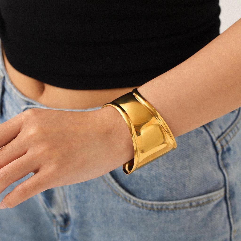18k Gold Stainless Steel Wide-Face Open Bangle – Non-Fading, High-End Statement Bracelet.