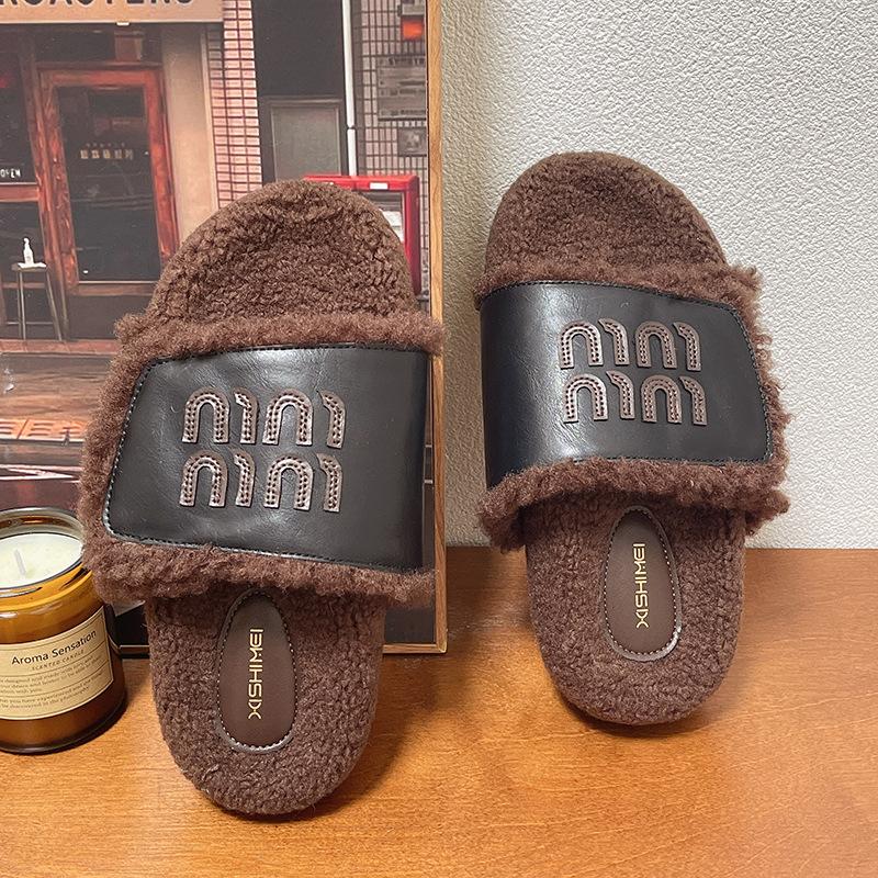 Thick bottom fluffy slippers women wear 2025 autumn and winter new fashion Internet celebrity leisure fairy style lamb wool one-word drag