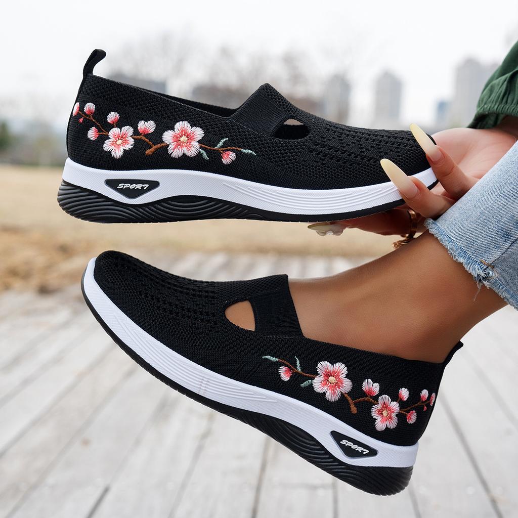 Pavasario ir rudens moteriški įsispiriami batai, patogūs ir kvėpuojantys moteriški laisvalaikio batai, madingi ir universaliai didesnių dydžių avalynė, moteriški batai