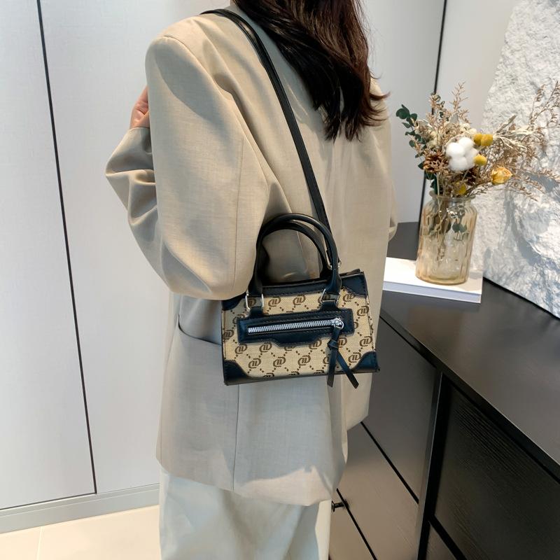 Foreign-style One-shoulder Handbag with Simple and Casual Texture 2024 Autumn New Korean Version of Fashion Messenger Small Square Bag Women
