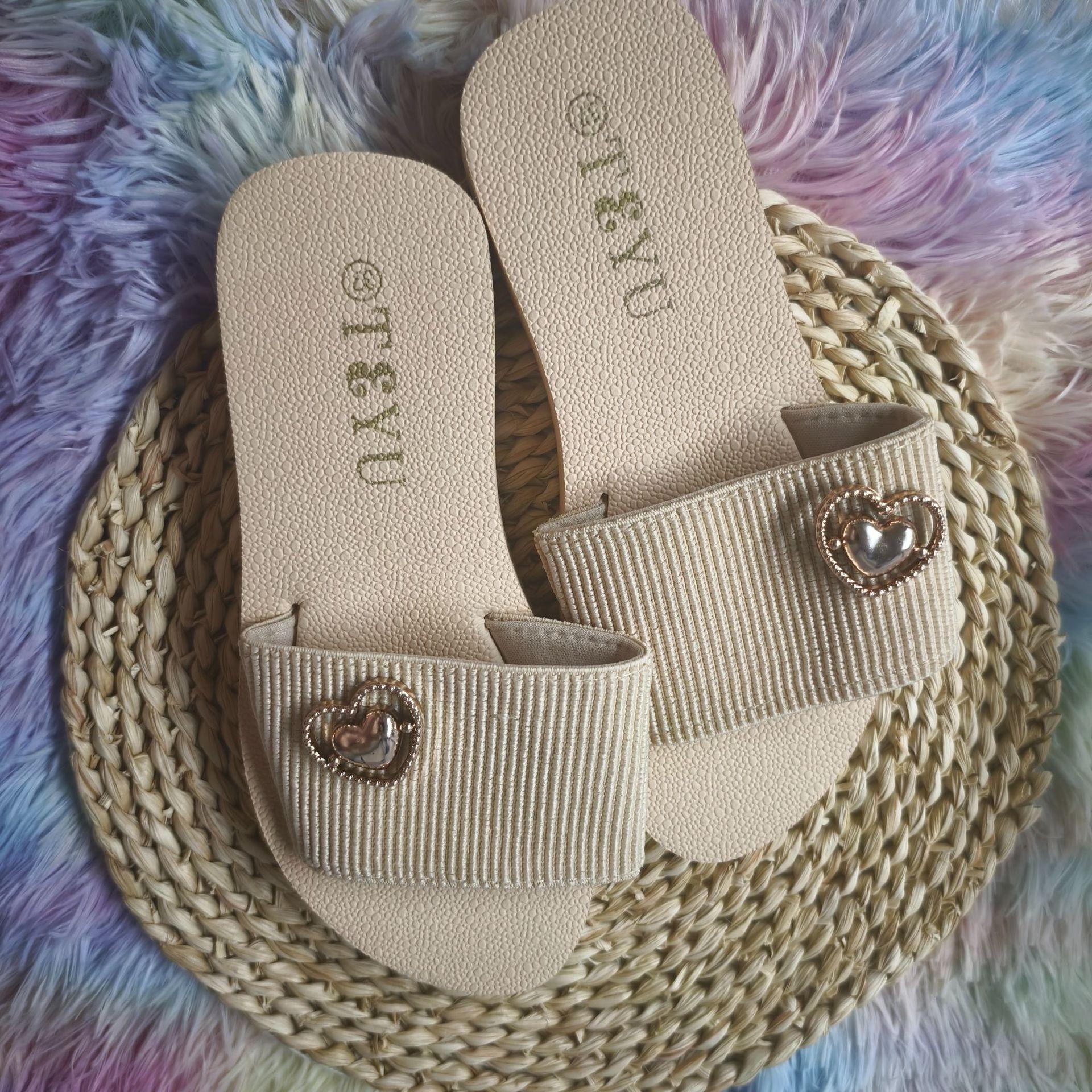 

Большие размеры модные женские тапочки на платформе Love 2025 новые повседневные универсальные тапочки из ткани с плоским дном и одним символом 42