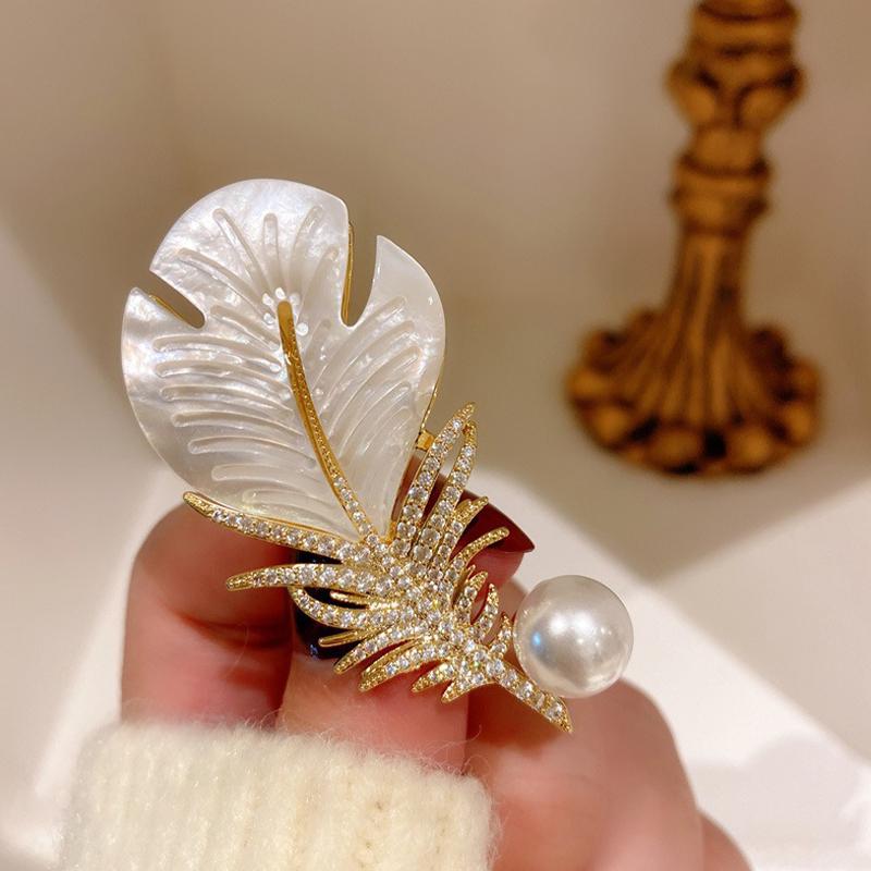 Fashion Retro Alloy Flower With Pearl Brooch Chest Flower Corsage Pearl Accessories Pin