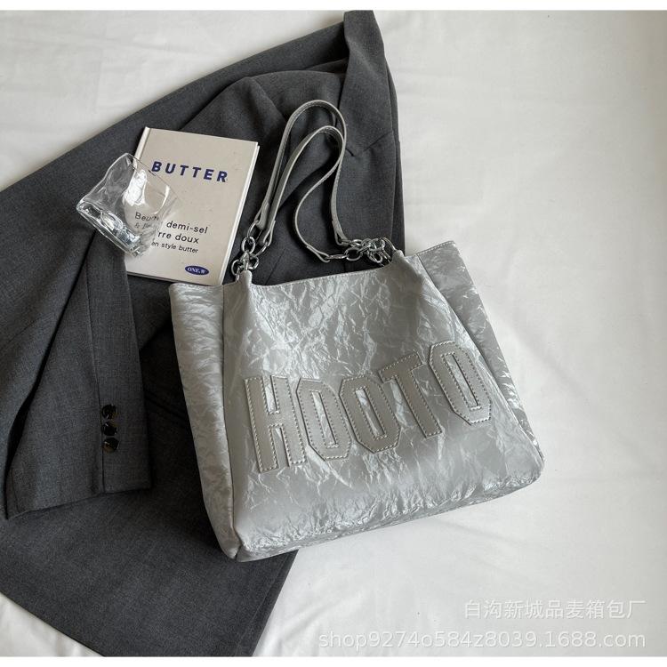 

This year s popular bag women s large capacity 2025 new casual simple shoulder bag fashionable class commuter tote bag срібний