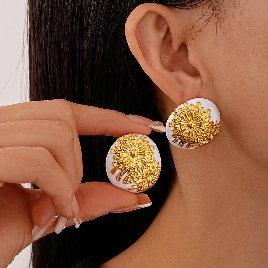 Retro Metallic Daisy Print Silver Stud Earrings - French Chic High-End Design for Women