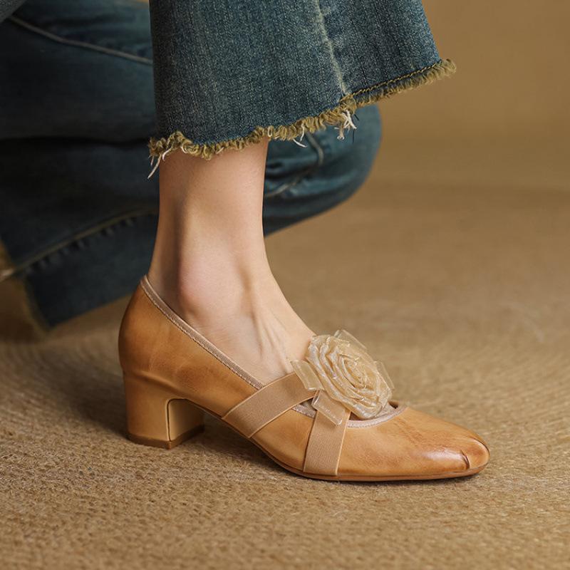 Four seasons wear square heel single shoes new fashion single shoes women's solid color casual leather large size shoes light mouth low top beef