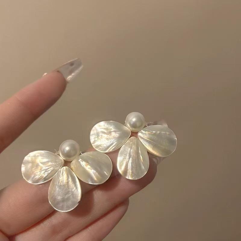 Boucles d'oreilles Fleur Géométrique Élégantes: Clous luxueux et polyvalents pour femmes